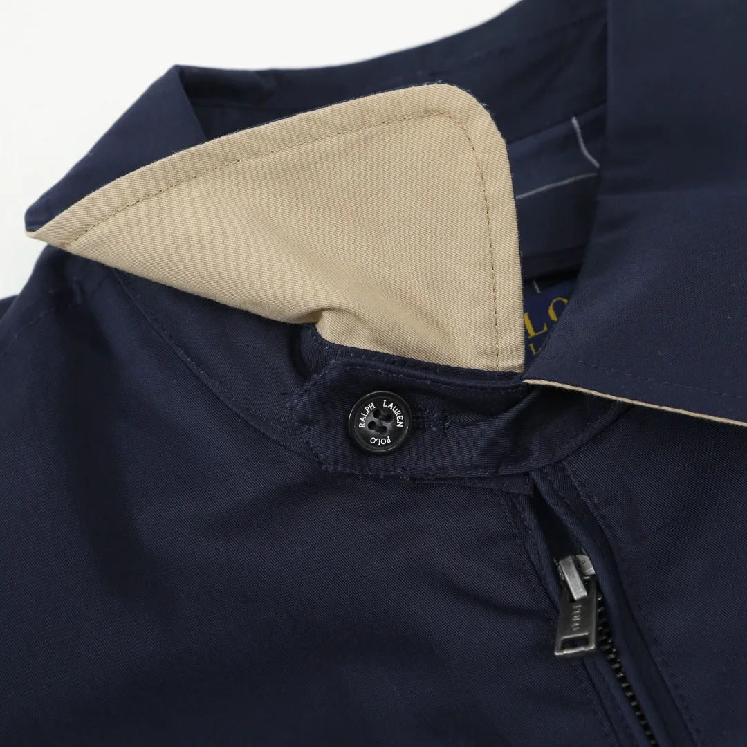 P350 #R25 Ralph Lauren/Ralph Lauren classic unisex old cadre zipper jacket RL12168 Same style as Yi Mengling Item number: RL12168 Recommended by many fashion bloggers, the Harrington jacket's lapel zipper windproof design perfectly blends casual style with street trend elements, making it very suitable for neutral wear. The fabric texture of the jacket is excellent and comfortable to wear. It is a very versatile and trendy jacket. Original development, 100% pure cotton fabric, exquisite embroidery, evergreen style for all seasons, feel free to buy it, retro will never go out of style!  Color: Khaki Black Navy Dark Green Brown Size: S/M/L/XL Length: 68/70/72/74 Bust: 128/132/136/140 Shoulder Width: 52/53/54/55